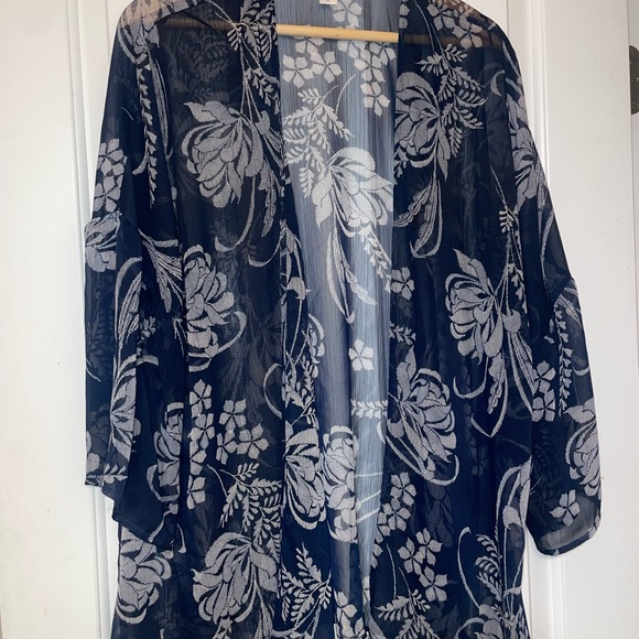 Beautiful coverup ! - Picture 2 of 3